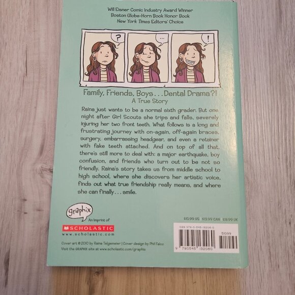 Raina Telgemeier Collection Paperback Set (Smile, Drama, Sisters, Ghosts, Guts) - Picture 7 of 11